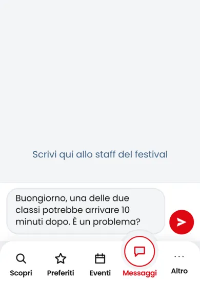 La pagina Messaggi con una domanda scritta nel campo in basso e il pulsante rosso di invio.