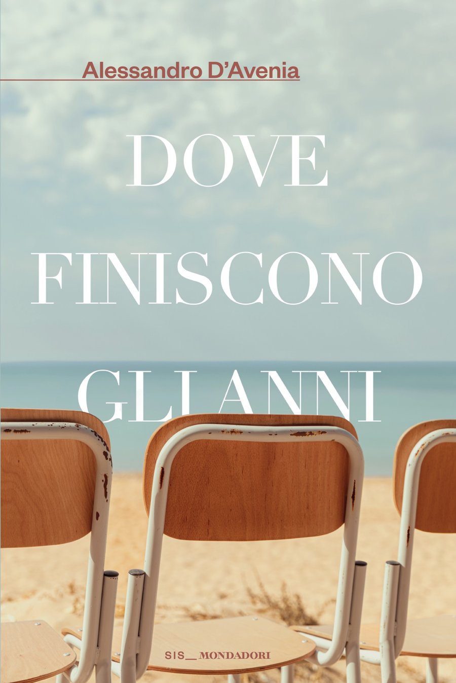 Copertina di Dove finiscono gli anni: tre sedie di scuola arancioni su una spiaggia davanti al mare